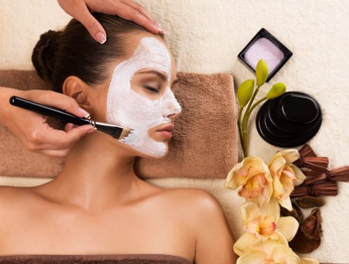 s3-woman-having-a-facial-cosmetic-mask-at-spa-salon-8PFHVXS